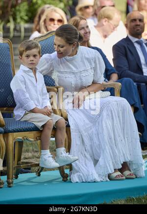 Borgholm, Svezia, 14 luglio 2021. La principessa Vittoria e il principe Daniele con la principessa Estelle e il principe Oscar visti in occasione delle celebrazioni del 44° compleanno della principessa Vittoria di Svezia alle rovine del castello di Borgholm il 14 luglio 2021 a Borgholm, Svezia. Foto di Stefan Lindblom/Stella Pictures/ABACAPRESS.COM Foto Stock