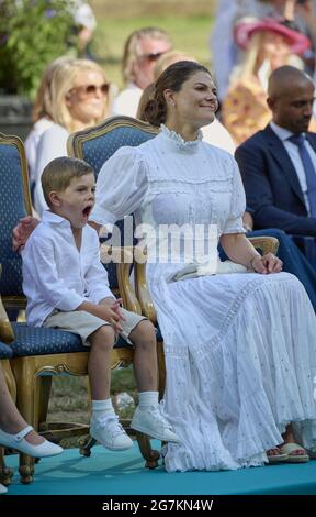 Borgholm, Svezia, 14 luglio 2021. La principessa Vittoria e il principe Daniele con la principessa Estelle e il principe Oscar visti in occasione delle celebrazioni del 44° compleanno della principessa Vittoria di Svezia alle rovine del castello di Borgholm il 14 luglio 2021 a Borgholm, Svezia. Foto di Stefan Lindblom/Stella Pictures/ABACAPRESS.COM Foto Stock