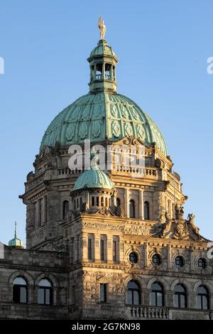Immagine verticale degli edifici del Parlamento della Columbia Britannica a Vancouver Island, Canada Foto Stock