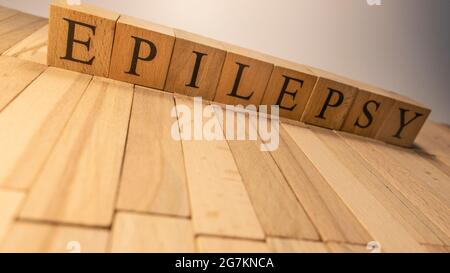 La parola epilessia è stata creata da cubi di legno. Malattia e salute. Primo piano. Foto Stock