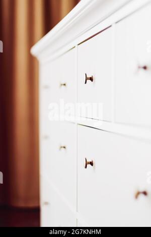 Comò bianco in camera da letto, arredamento e arredamento casa Foto Stock
