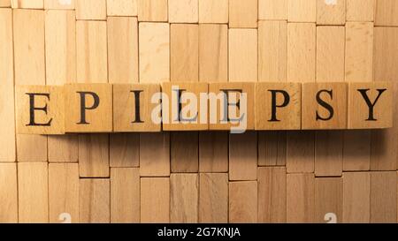La parola epilessia è stata creata da cubi di legno. Malattia e salute. Primo piano. Foto Stock