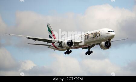 CHICAGO, STATI UNITI - 02 luglio 2021: L'aereo Emirates Boeing 777 si prepara per l'atterraggio all'aeroporto internazionale o'Hare di Chicago in un giorno estivo. Foto Stock