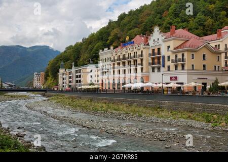 Hotel vicino River and Mountains, Roza Hutor, Sochi, Krasnodar krai, Russia Foto Stock