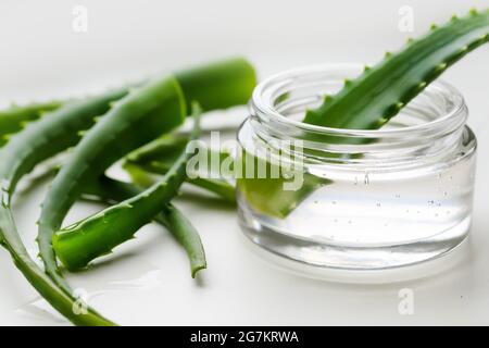 Aloe vera fetta di pianta e vaso di gel. Concetto di bellezza. Foto Stock