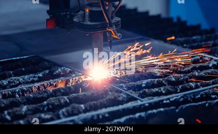 Closeup macro CNC plasma taglio metallo ferro materiale con scintille, settore di fondo. Foto Stock