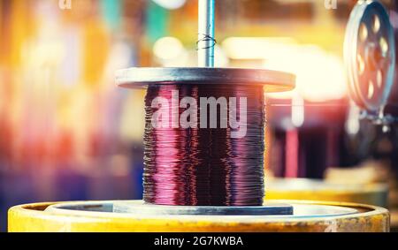 Produzione di cavi in rame in bobine, impianto industriale in acciaio metallico. Foto Stock