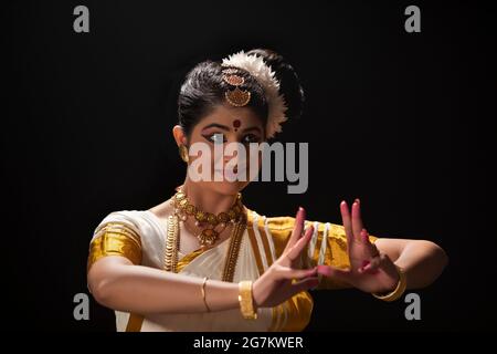 Ritratto di una bella ballerina Mohiniattam in Ardhachandra mudra Foto Stock