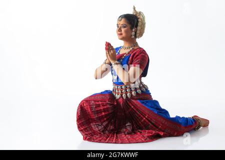 Ballerino di Odissi che esegue musdra di namaste Foto Stock