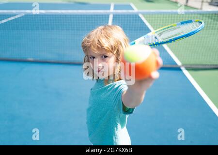 Bambino al concorso di tennis. Bambini che praticano il tennis in mano. Foto Stock