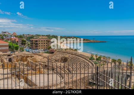 Anfiteatro romano a Tarragona, Costa Dorada, Catalogna, Spagna con il mare sullo sfondo Foto Stock