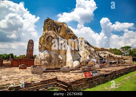 Buddha reclinato nel tempio di Wat Lokayasutharam a Phra Nakhon si Ayutthaya, città storica in Thailandia Foto Stock