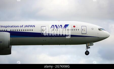 CHICAGO, STATI UNITI - 02 luglio 2021: Un Boeing 787 All Nippon Airways si prepara per l'atterraggio all'aeroporto internazionale o'Hare di Chicago in un'estate piena di impegni Foto Stock