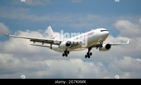 CHICAGO, STATI UNITI - 02 luglio 2021: CMA CGM Air Cargo Airbus A330 Jet si prepara per l'atterraggio all'aeroporto internazionale o'Hare di Chicago. Foto Stock