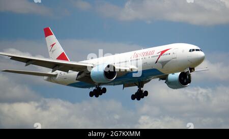 CHICAGO, STATI UNITI - 02 luglio 2021: L'aereo Austrian Airlines Boeing 777 si prepara per l'atterraggio all'aeroporto internazionale o'Hare di Chicago su un trafficato su Foto Stock