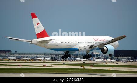 CHICAGO, STATI UNITI - 02 luglio 2021: L'aereo Austrian Airlines Boeing 777 si prepara per l'atterraggio all'aeroporto internazionale o'Hare di Chicago su un trafficato su Foto Stock