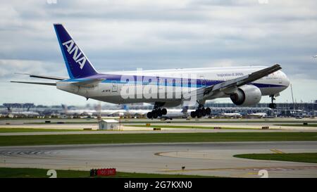 CHICAGO, STATI UNITI - 02 luglio 2021: Un Boeing 787 All Nippon Airways si prepara per l'atterraggio all'aeroporto internazionale o'Hare di Chicago in un'estate piena di impegni Foto Stock