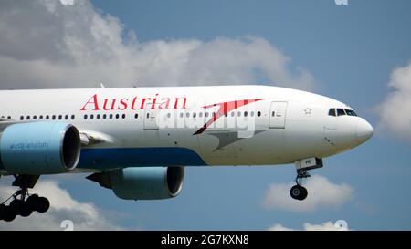 CHICAGO, STATI UNITI - 02 luglio 2021: L'aereo Austrian Airlines Boeing 777 si prepara per l'atterraggio all'aeroporto internazionale o'Hare di Chicago su un trafficato su Foto Stock