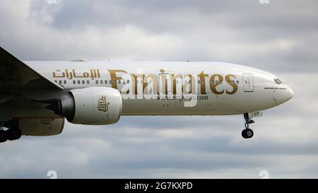 CHICAGO, STATI UNITI - 02 luglio 2021: Un aereo Emirates Boeing 777 si prepara per l'atterraggio all'aeroporto internazionale o'Hare di Chicago in un giorno estivo. Foto Stock