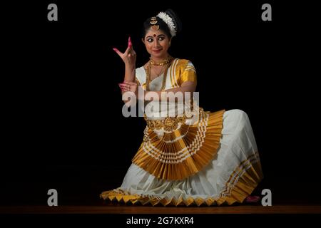 Ballerina Mohiniattam che indossa dei bangle in mano Foto Stock