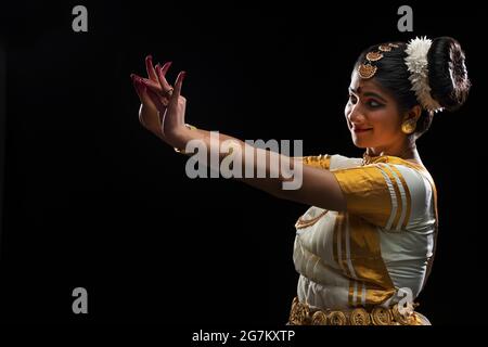 Ballerina Mohiniattam in Hamsasya mudra Foto Stock