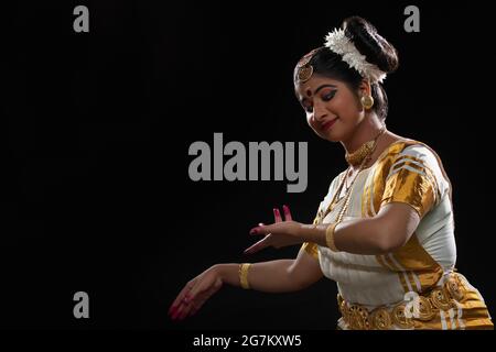 Ballerina Mohiniattam in Ardhachandra mudra Foto Stock