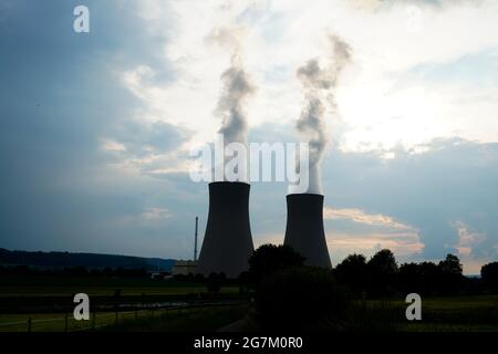 Centrale nucleare di Grohnde con torri di raffreddamento come una silhouette in serata. Foto Stock
