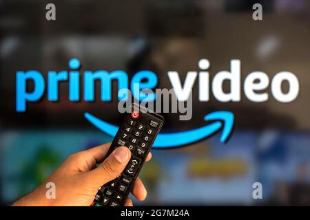 Barcellona, Catalogna, Spagna. 13 luglio 2021. In questa immagine viene mostrato un primo piano di una mano che tiene un telecomando del televisore davanti al logo Amazon prime Video. Credit: Thiago Prudencio/DAX/ZUMA Wire/Alamy Live News Foto Stock