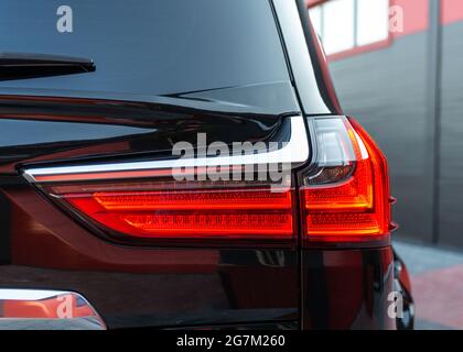 Luce di arresto posteriore di un'auto suv di grandi dimensioni. Crossover nero premium della città. Foto Stock