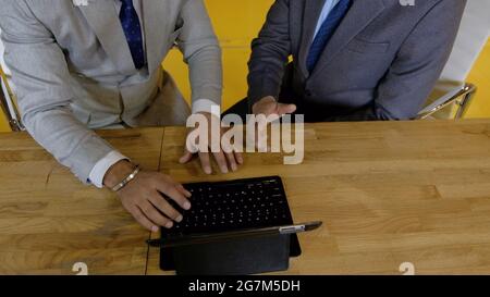 Colleghi di sesso maschile che hanno una discussione in ufficio Foto Stock