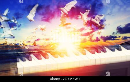 Background del concetto di musica cristiana evangelica. Design musicale con piano e paesaggio tramonto con colombe bianche. Illustrazione 3d del pianoforte nero Foto Stock