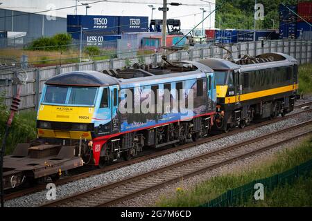 DB Classe 90 90024 e 90026 in arrivo a DIRFT da Mossend Foto Stock