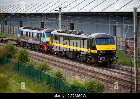 DB Classe 90 90024 e 90026 in arrivo a DIRFT da Mossend Foto Stock