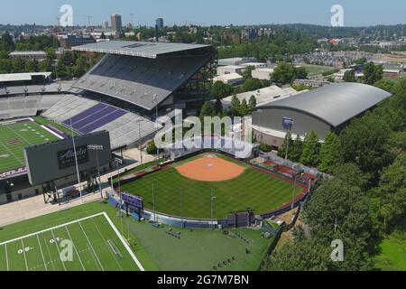 Una vista aerea dello stadio Husky Softball nel campus dell'Università di Washington, mercoledì 14 luglio 2021, a Seattle. Lo stadio è l'ora Foto Stock