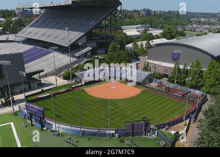 Una vista aerea dello stadio Husky Softball nel campus dell'Università di Washington, mercoledì 14 luglio 2021, a Seattle. Lo stadio è l'ora Foto Stock