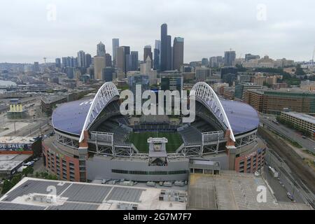 Una vista aerea di Lumen Field, mercoledì 14 luglio 2021, a Seattle, Lo stadio è la sede dei Seattle Seahawks della NFL e del Seattle Sounders F. Foto Stock