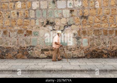 Oaxaca de Juarez, Messico - 15 maggio 2014: Un vecchio camminando in una strada nella città di Oaxaca de Juarez, Messico. Foto Stock