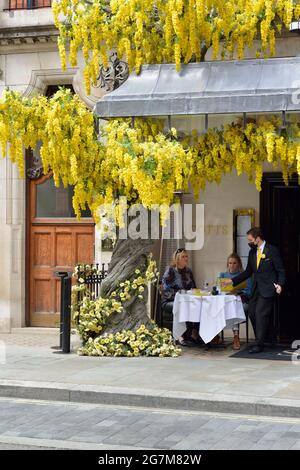 Due Signore cena fuori Scott's ristorante di pesce, Mount Street, Mayfair, West London, Regno Unito Foto Stock