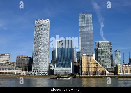 Canary Wharf Estate con Uber Thames Clipper che lascia il molo, Docklands, Tamigi, East London, Regno Unito Foto Stock