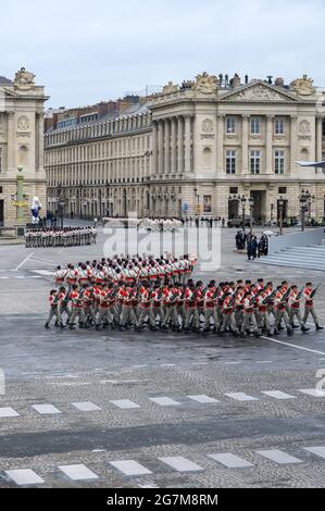 Parigi, Francia, 14 luglio. Sfilata militare del 14 luglio 2021 sugli Champs-Elysees di Parigi in occasione della Giornata Nazionale. Per questa edizione, la parata ha mobilitato 5,000 partecipanti, tra cui 4,300 soldati a piedi, 71 aerei, 25 elicotteri, 221 veicoli e 200 cavalli della Guardia Repubblicana. Photo Kelly Linsale/bePress Photo Agency/ABACAPRESS.COM Foto Stock