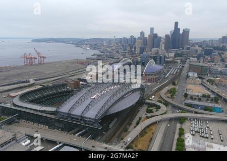 Una vista aerea di T-Mobile Park (primo piano) e Lumen Field, mercoledì 14 luglio 2021, a Seattle, T-Mobile Park è la sede dei Seattle Mariners Foto Stock