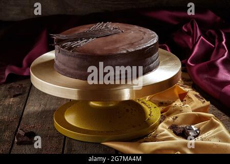 Sachertorte tradizionale austriaca con ganache al cioccolato fondente Foto Stock