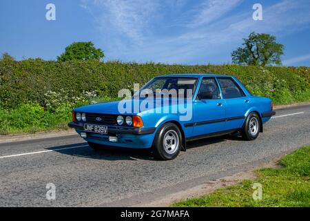 1980 80s blu Ford Cortina GL 1993cc benzina 4dr berlina in rotta per Capesthorne Hall classic May car show, Cheshire, UK Foto Stock