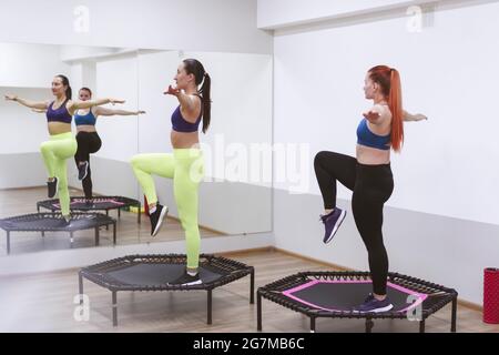 due ragazze sportive sono impegnate a saltare su un trampolino sportivo Foto Stock