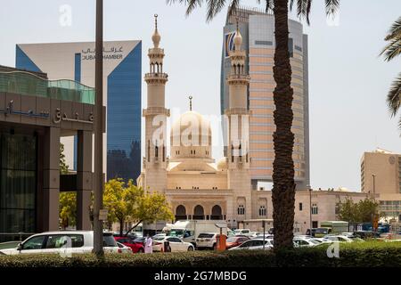 Dubai, Emirati Arabi Uniti - 07.14.2021 Tiro di una Camera di commercio e moschea di Dubai vicino ad essa. Foto Stock