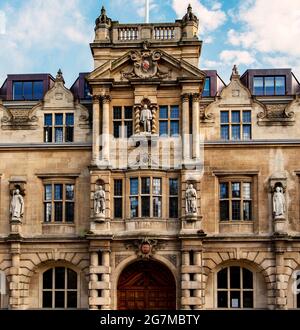 Statua di Cecil Rhodes, tra gli altri sulla facciata dell'Oriel College, Oxford; scolpita nel 1909 da Henry Alfred Pegram, in pietra di Portland Foto Stock