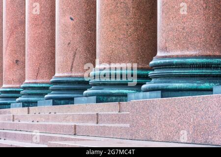 Colonna di marmo marrone sulla facciata dell'edificio Foto Stock
