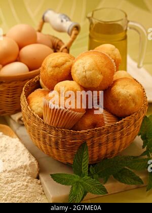 Muffin e ingredienti. Foto Stock