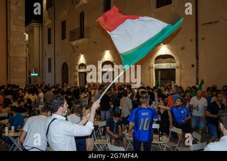 Celebrazioni dei tifosi italiani dopo aver vinto la partita finale contro l'Inghilterra nel campionato europeo di calcio EURO 2020 Foto Stock