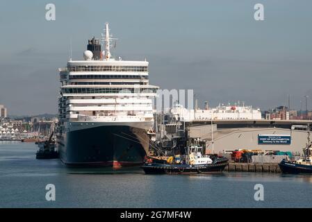 Southampton, Inghilterra, Regno Unito. 2021. Porto di Southampton con uno sfondo di nebbia e accanto, la nave da crociera Queen Elizabeth. Foto Stock